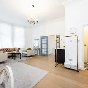 Modern 1 Bedroom Near Kensington High Street Apartment London