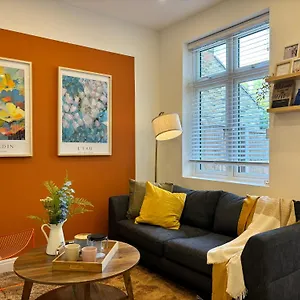 Landseer House London-moden 4 Bedroom House- Free Street Parking * Enfield