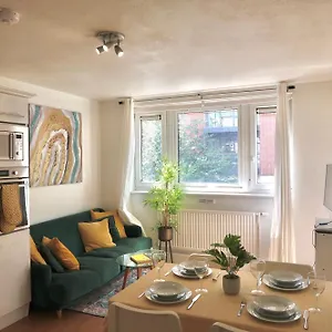 Chic 4-bed In Trendy Clerkenwell W Balcony And Walking Distance To Tube Apartment London