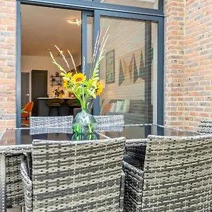 Gorgeous Two-bedroom Two-bathrooms Flat Near Acton Main Line Station Apartment