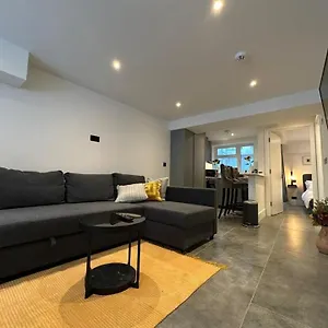Holiday home Stylish Two Bedroom House In Kilburn *