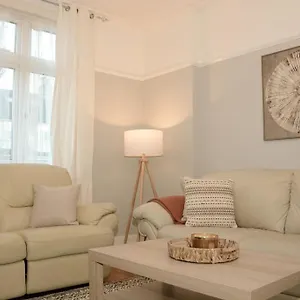 3 Bed House In The Heart Of Palmers Green, London