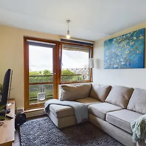 Lovely 1 Bedroom Serviced W Patio Sleeps 3 Pass The Keys Apartment London