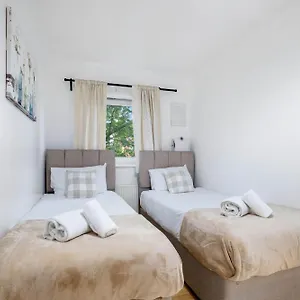 Apartment Delightful 4 Bedroom House Thamesmead West From 360stays *