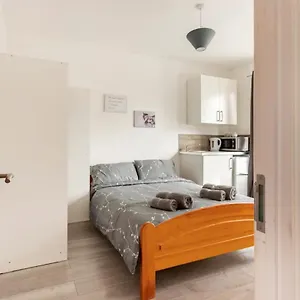 Homestay Double No,2 Green, London N9 *