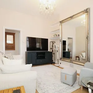 Cozy 2br Flat Sleeps 3