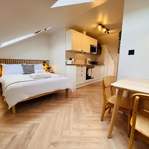 The Nook Londons Swanky With Free Parking Homestay