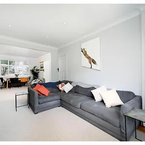 Holiday home 4br House Minutes From Transport & Attractions