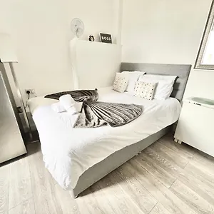 Complete Flat Netflix And Fast Wifi