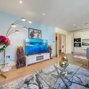Stunning 3 Bed 2 Bath Penthouse In Apartment
