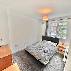 Homestay Stylish Refurbished London - Family, Friends & Business Travellers Retreat Near Wimbledon, Sleeps 6, Free Street Parking