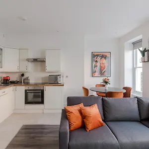 The Flirty Chambers - Fitzrovia - By Frankie Says Apartment