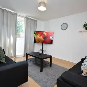 Holiday home 3 Bed House By White Hart Lane Edmonton