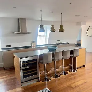 Penthouse 3bed3bath Apartment *