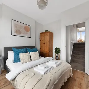Two Bedroom Muswell Hill - Second Floor * London