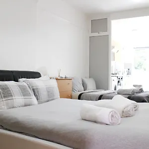 Apartment Large Garden Flat On Golders Road *
