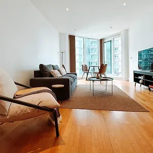 Two Bedroom Luxury Waterfront In Apartment London