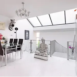 Lockable Ensuite In Modern Space With Shared Kitchen Fast Wifi Homestay