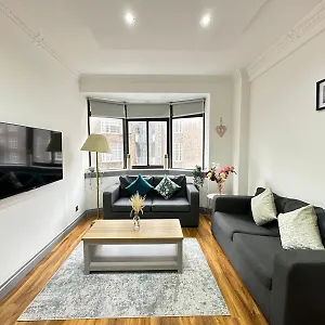 Stylish 1 Bedroom & Livingroom In Central *