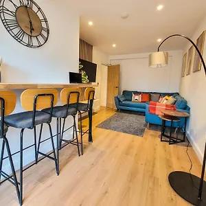 4 Bed 2 Bath Spacious House With 2 Driveway Parking In Ilford *