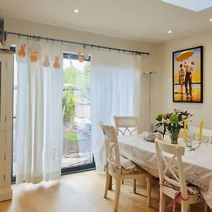 Entire Fully Renovated House In Chiswick W4 Holiday home *