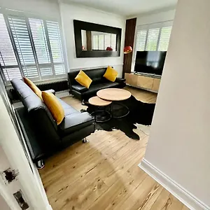 Apartment Newly Refurbished ,chic, Attractive 3 Bedroom Flat