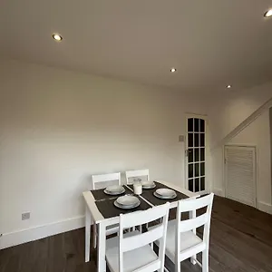 Self-hosted Entire Modern 3br House With Private Rear Garden & Excellent Transport Links *