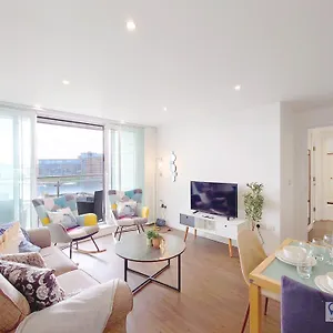 Fully Serviced Two Bed With River View Apartment London