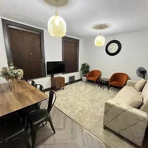 Apartment Fabulous 3 Bed - Near Excel - Sleeps 6 - 8 *