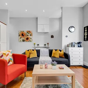 Stylish & Modern St Johns Hill Apartment London