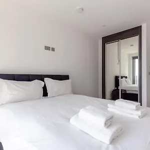 Chic 2bd Flat With Private Balcony In Battersea London