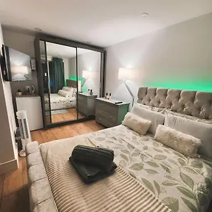 Guest house Tropical With Private Bathroom And Patio *