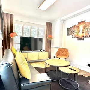 Newly Refurbished 3 Bed Flat Free Parking *