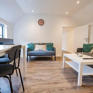 Apartment Ideal Hub, 3 Bed Flat Next To The Station