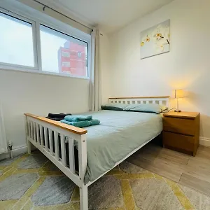 Spacious Double Bedroom With Private Bathroom Ensuite In Canary Wharf E14, Only 1 Stop To Excel And O2 For Short Or Long Let In Canary Wharf, Less Than An Hour From Heathrow, Stansted And Gatwick Airport Guest house London