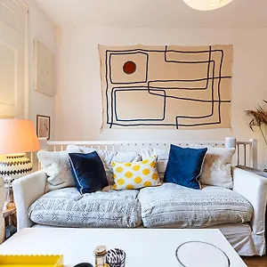 Colourful And Cosy In De Beauvoir Town *