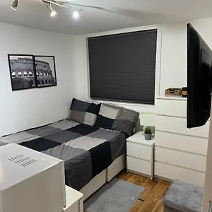 Double Bed With En-suite & Free Parking In Cricklewood Nw2 London