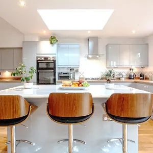 Beautiful 4 Bedroom With Garden Sleeps 10 Apartment