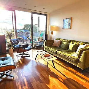 Apartment Roof Terrace, 2-bed 2-bath, Stoke Newington *