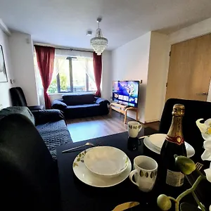 Holiday home Explore London: 2 Bedroom House In Wood *