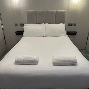 Apartment Fb4-spacious Basement Near Hyde Park