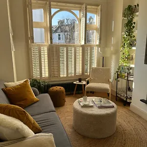 One Bedroom Garden Parsons
