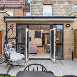 Apartment Unwind In Style 2br With Cozy Backyard For Groups