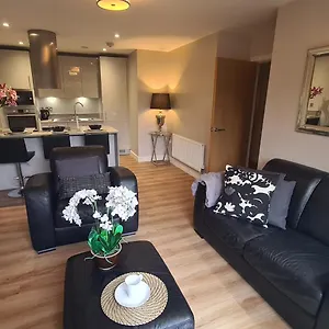 3b Modern - Garden & Free Parking Apartment