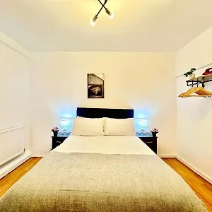 Two Bedroom Near Paddington Station Apartment