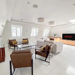 Elegant Penthouse In Prime Location Apartment *