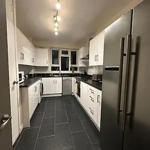 Lovely 3-4 Bed Flat In Kingston Apartment *
