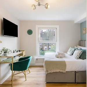 Apartment Serene Green Getaway Studio With Calming Ambiance *