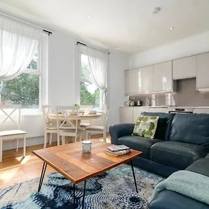 Modern Spacious 2 Bedroom Flat Near Richmond Park Apartment
