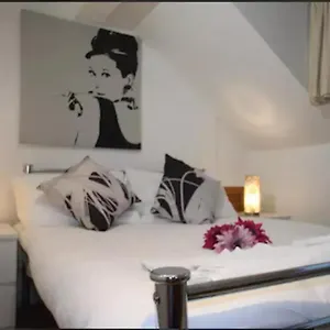 Apartasuites Emerald *
